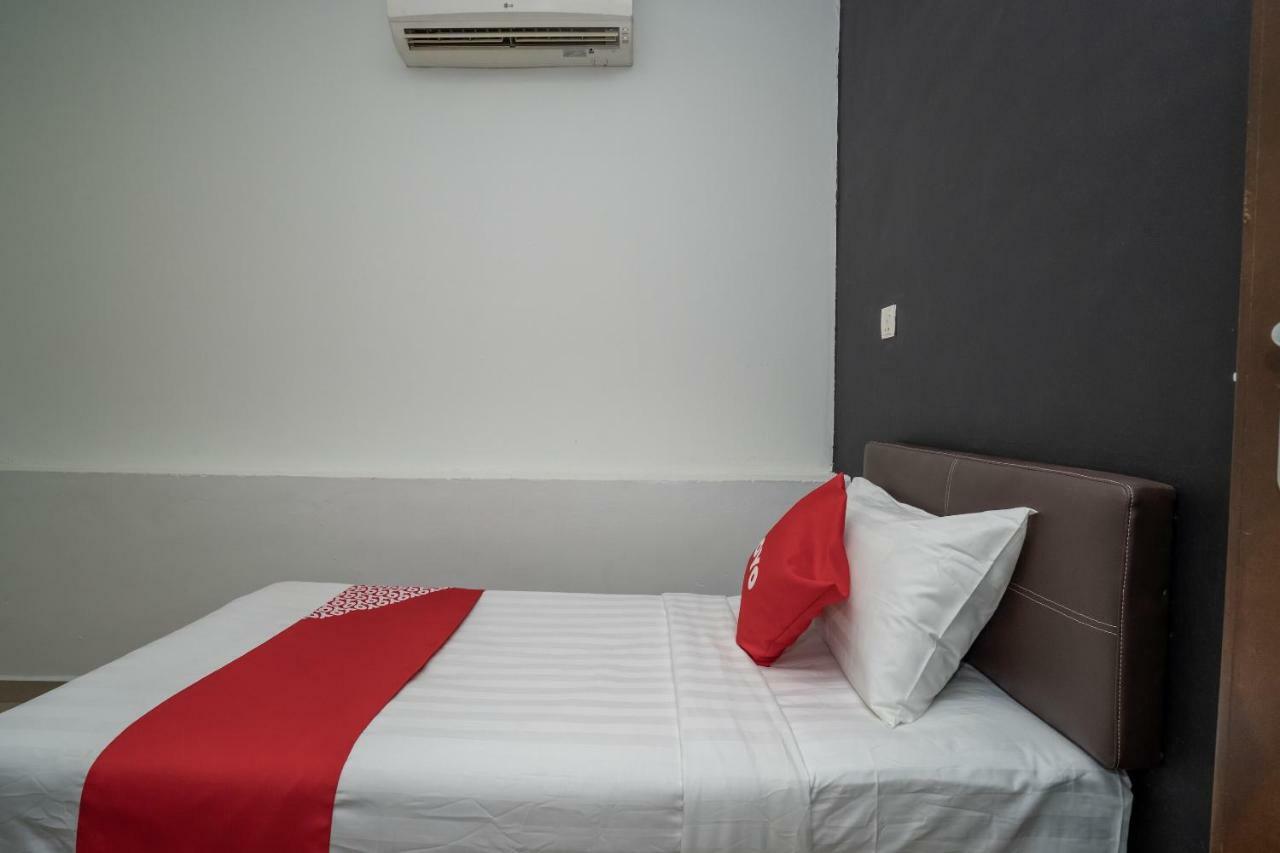 Oyo 1167 Rest And Go Hotel Кланг Екстериор снимка