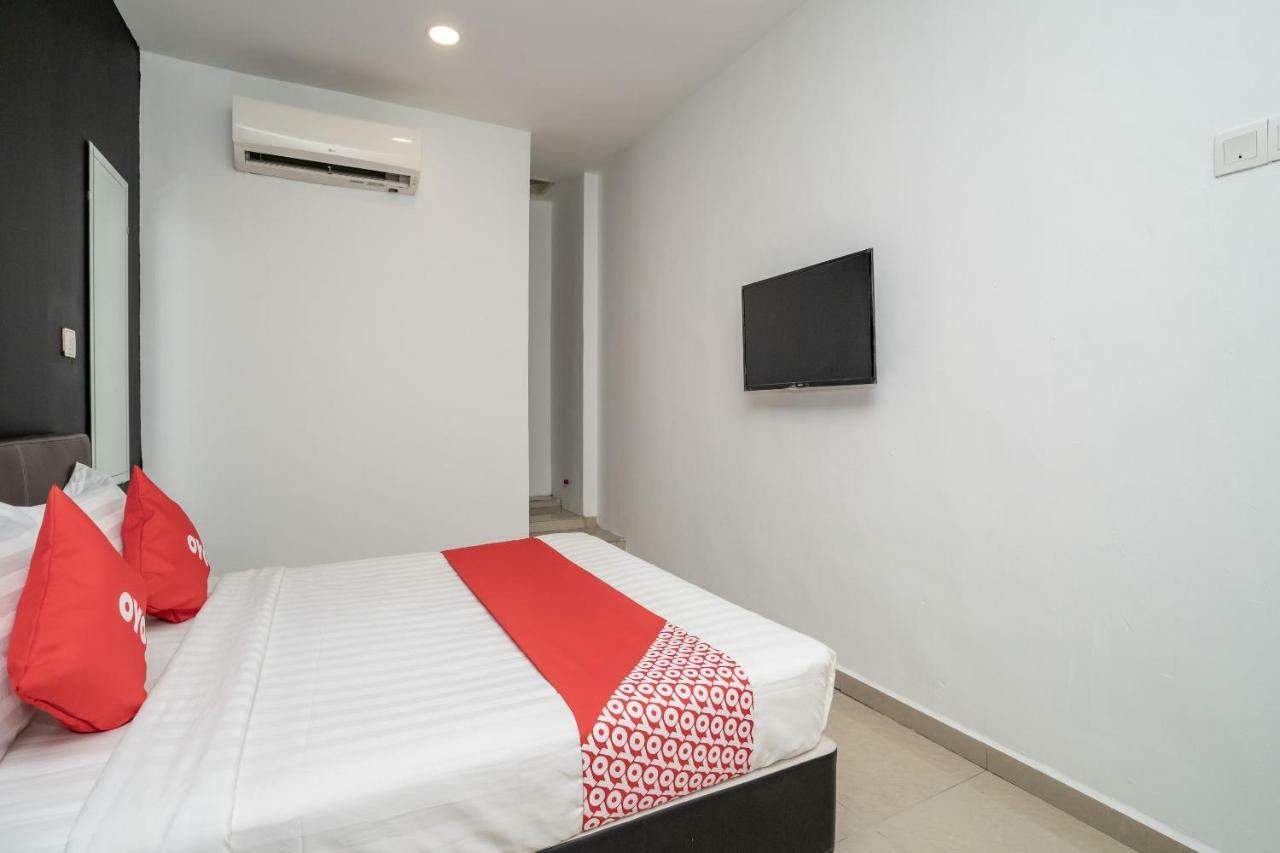Oyo 1167 Rest And Go Hotel Кланг Екстериор снимка