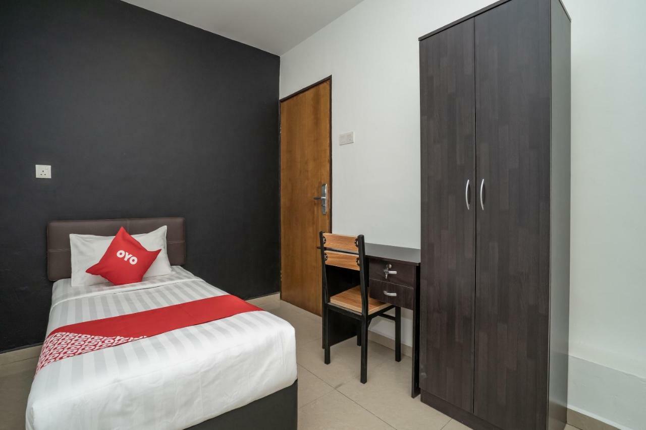 Oyo 1167 Rest And Go Hotel Кланг Екстериор снимка