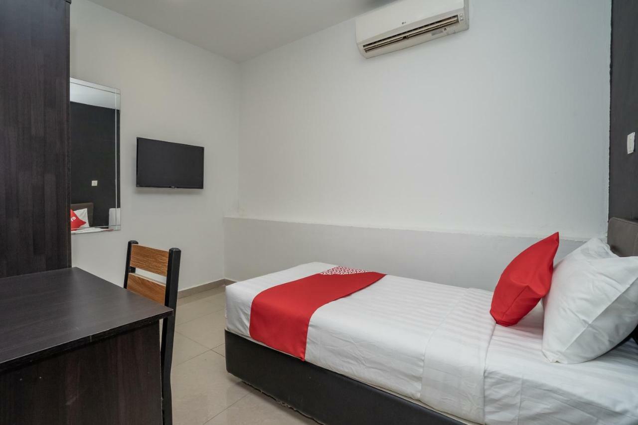 Oyo 1167 Rest And Go Hotel Кланг Екстериор снимка