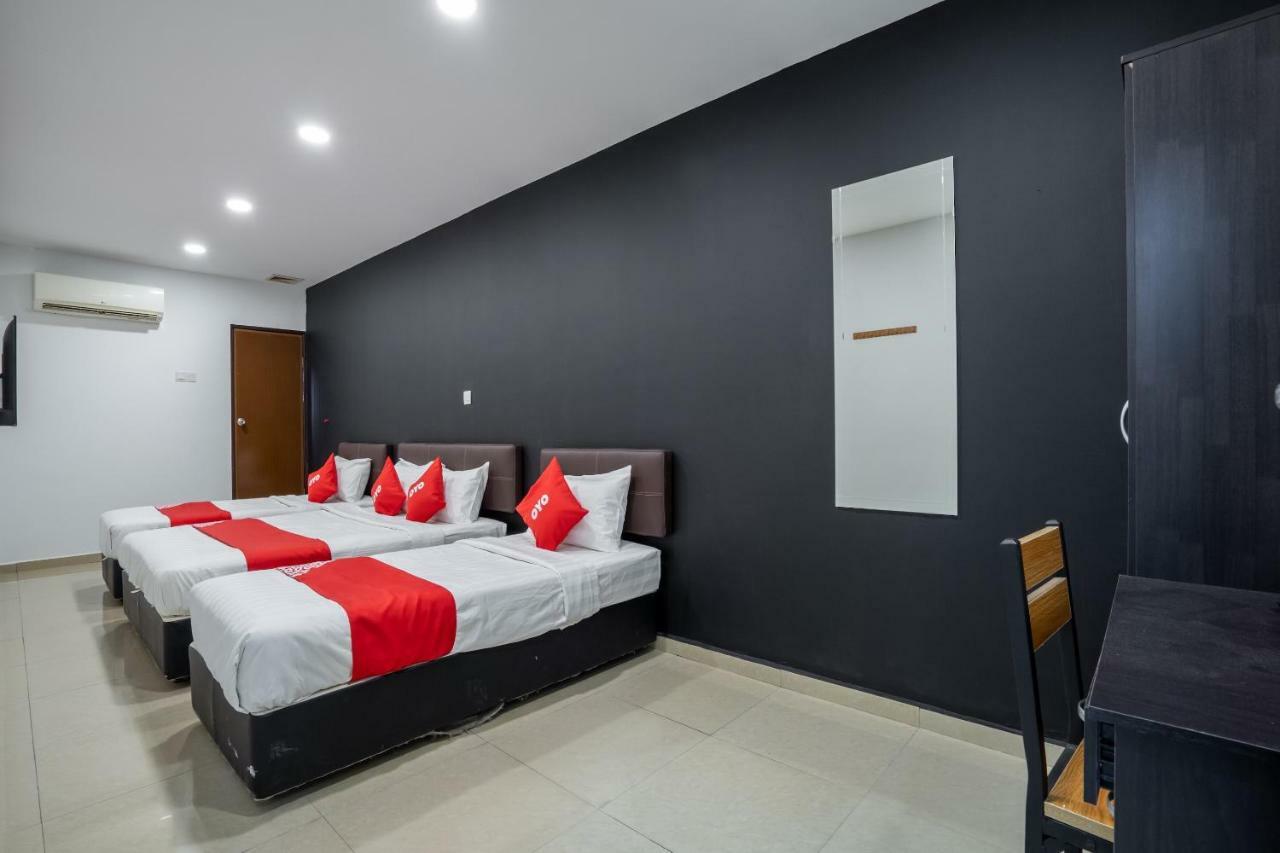 Oyo 1167 Rest And Go Hotel Кланг Екстериор снимка