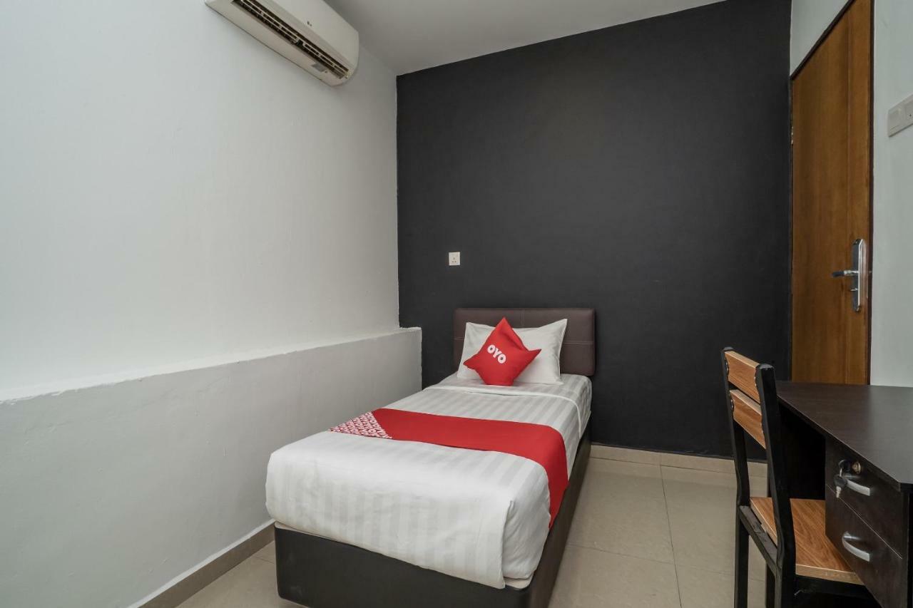 Oyo 1167 Rest And Go Hotel Кланг Екстериор снимка