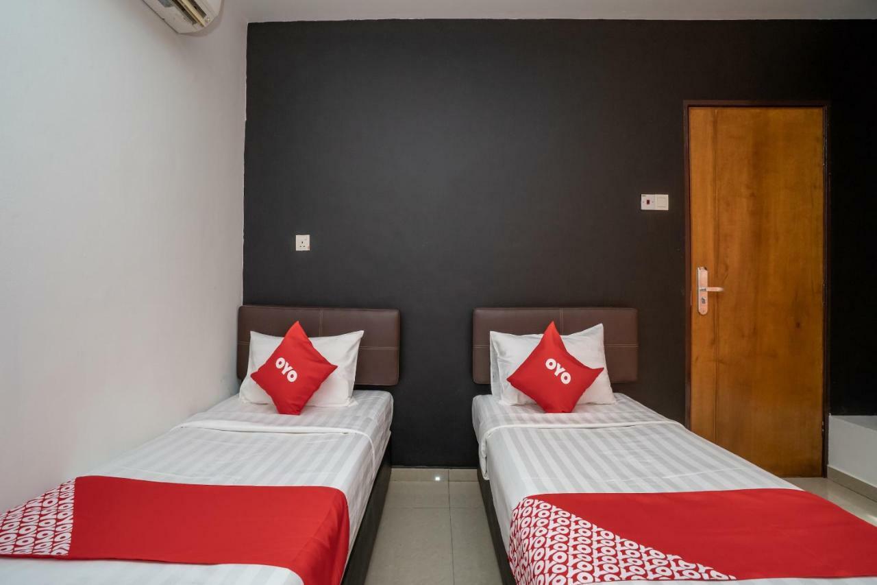 Oyo 1167 Rest And Go Hotel Кланг Екстериор снимка