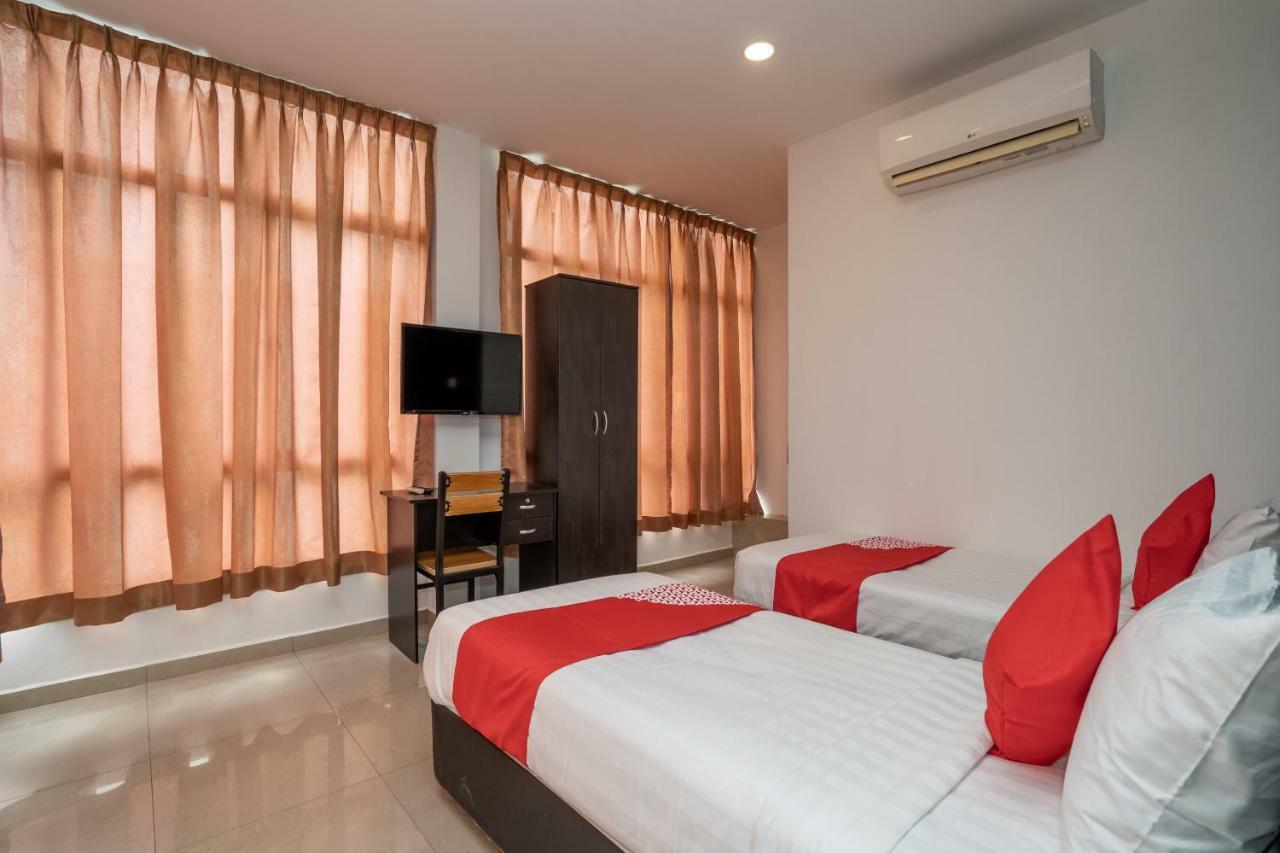 Oyo 1167 Rest And Go Hotel Кланг Екстериор снимка