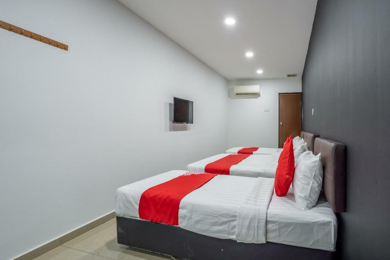 Oyo 1167 Rest And Go Hotel Кланг Екстериор снимка