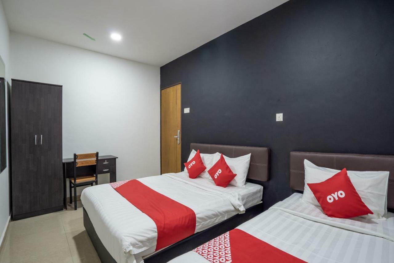 Oyo 1167 Rest And Go Hotel Кланг Екстериор снимка