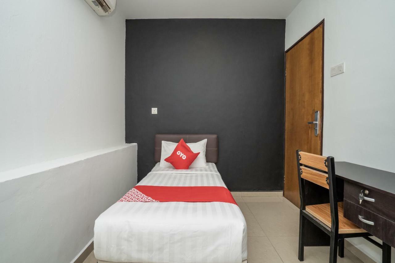 Oyo 1167 Rest And Go Hotel Кланг Екстериор снимка
