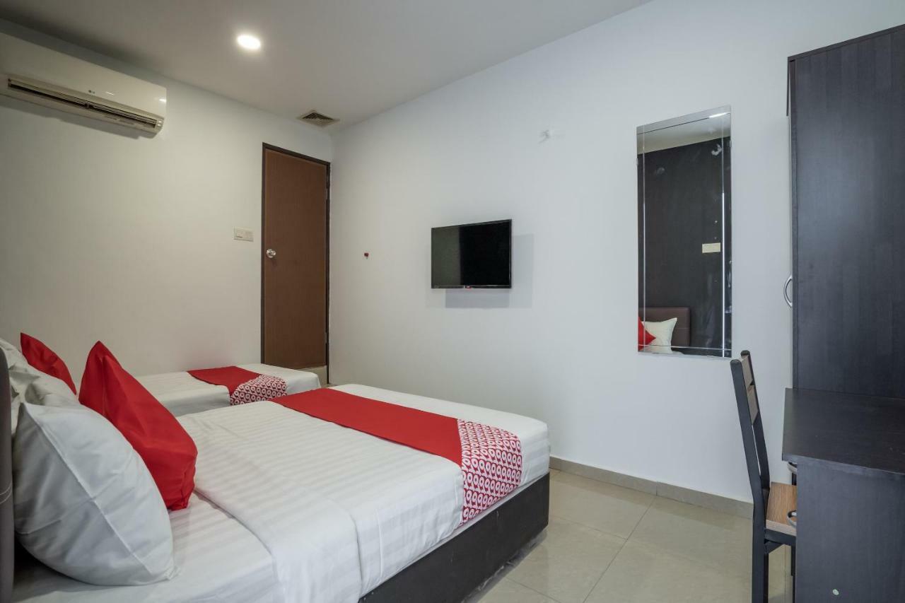 Oyo 1167 Rest And Go Hotel Кланг Екстериор снимка